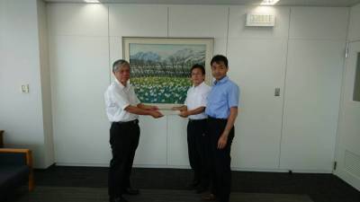 中谷会長、廣部副会長から提言書を受け取っている首藤教育長の写真