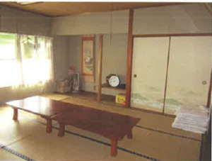 床の間と収納、座卓が配備されている、2階にある10畳の和室を写した写真