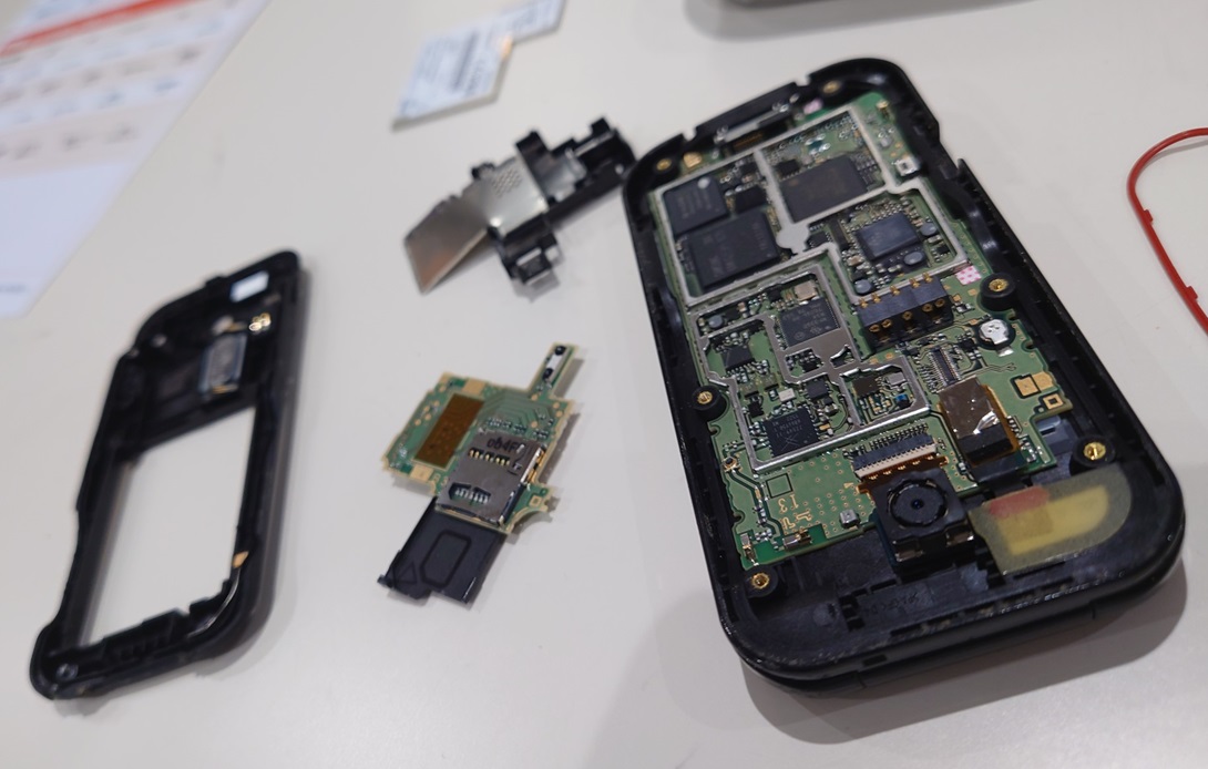 以前のケータイ分解教室の様子(分解されたスマホの写真)