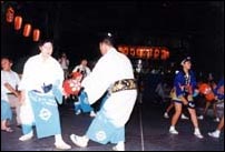 着物を着た2名の人が向かい合わせで踊りを踊っている寺方提灯踊の写真