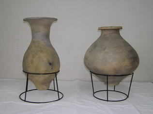 長池町遺跡出土弥生土器(左から櫛描直線文壺、櫛描流水文壺)の土器の写真