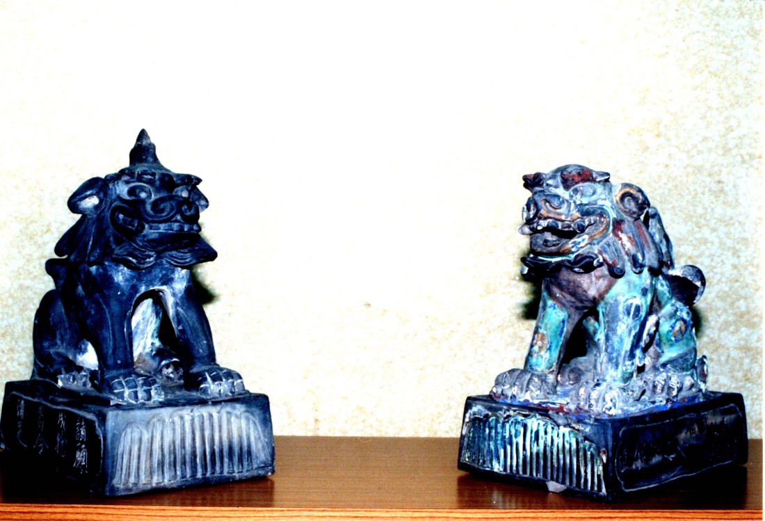狛犬の置物が2対向かい合っている守居神社の瓦製狛犬の写真