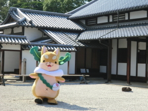 守口歴史館の前に立っているもり吉の写真