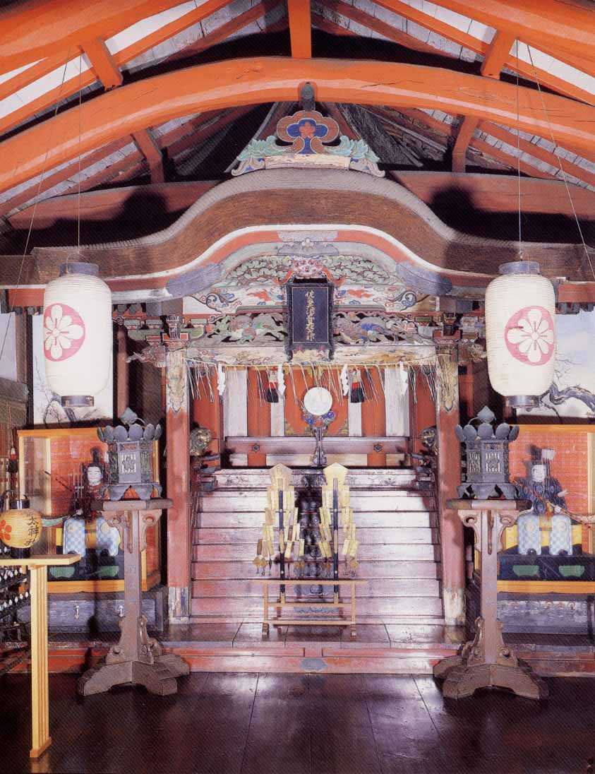 中央に鏡、階段の両脇に対になった武者人形のような飾りなどが施された佐太天神宮本殿の写真