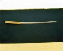 守居神社刀の1本の柄のない刀を写した写真