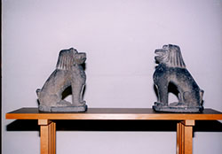 狛犬の置物2対が向かい合っている津嶋部神社の石造狛犬の写真