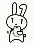 マイナンバーカードのキャラクターマイナちゃんがスマートフォンを操作しているイラスト