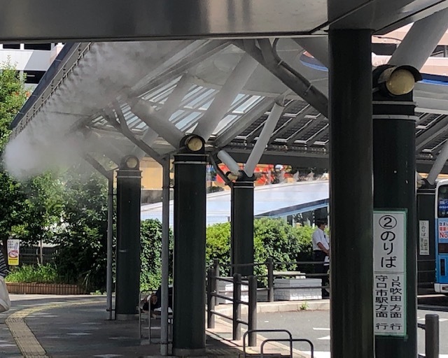京阪守口市駅前のバス乗り場のアーケードからミストが出ている写真