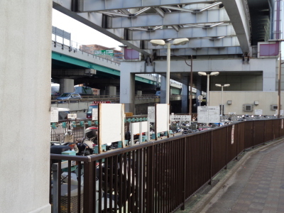 柵で囲われた大日駅南自転車駐車場を写した写真