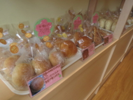 袋に入った色々な種類のパンが並べられている写真