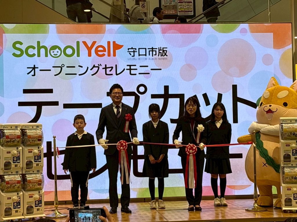 市長と子どもたちが舞台上でテープカットセレモニー