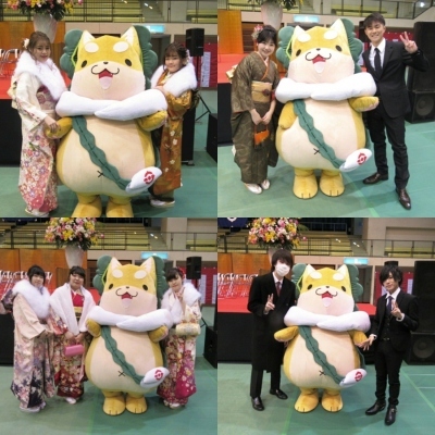 左上：振り袖姿の女性2名の間にもり吉が立って記念撮影をしている写真、左下：振り袖姿の女性3名ともり吉が記念撮影をしている写真、右上：もり吉の左に振り袖姿の女性、右にスーツ姿の男性の写真、左下：男性2名ともり吉が記念撮影をしている写真