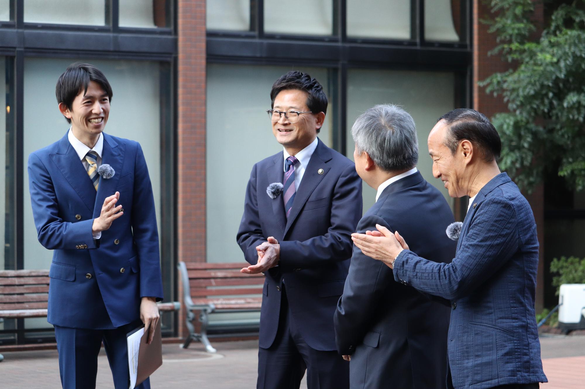 J:COM「イチ推し！となりの新発見『守口・門真・寝屋川市3市長トーク！』の撮影をしている長っと散歩」の撮影をしている守口市長・門真市長・寝屋川市長