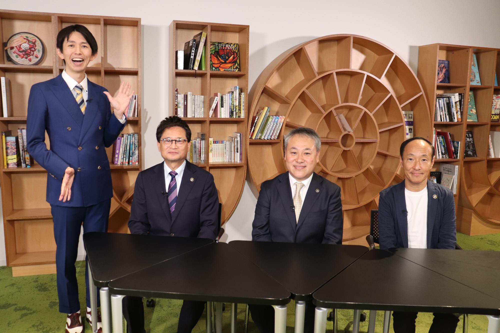 J:COM「イチ推し！となりの新発見『守口・門真・寝屋川市3市長トーク！』の撮影をしている長っと散歩」の撮影をしている守口市長・門真市長・寝屋川市長