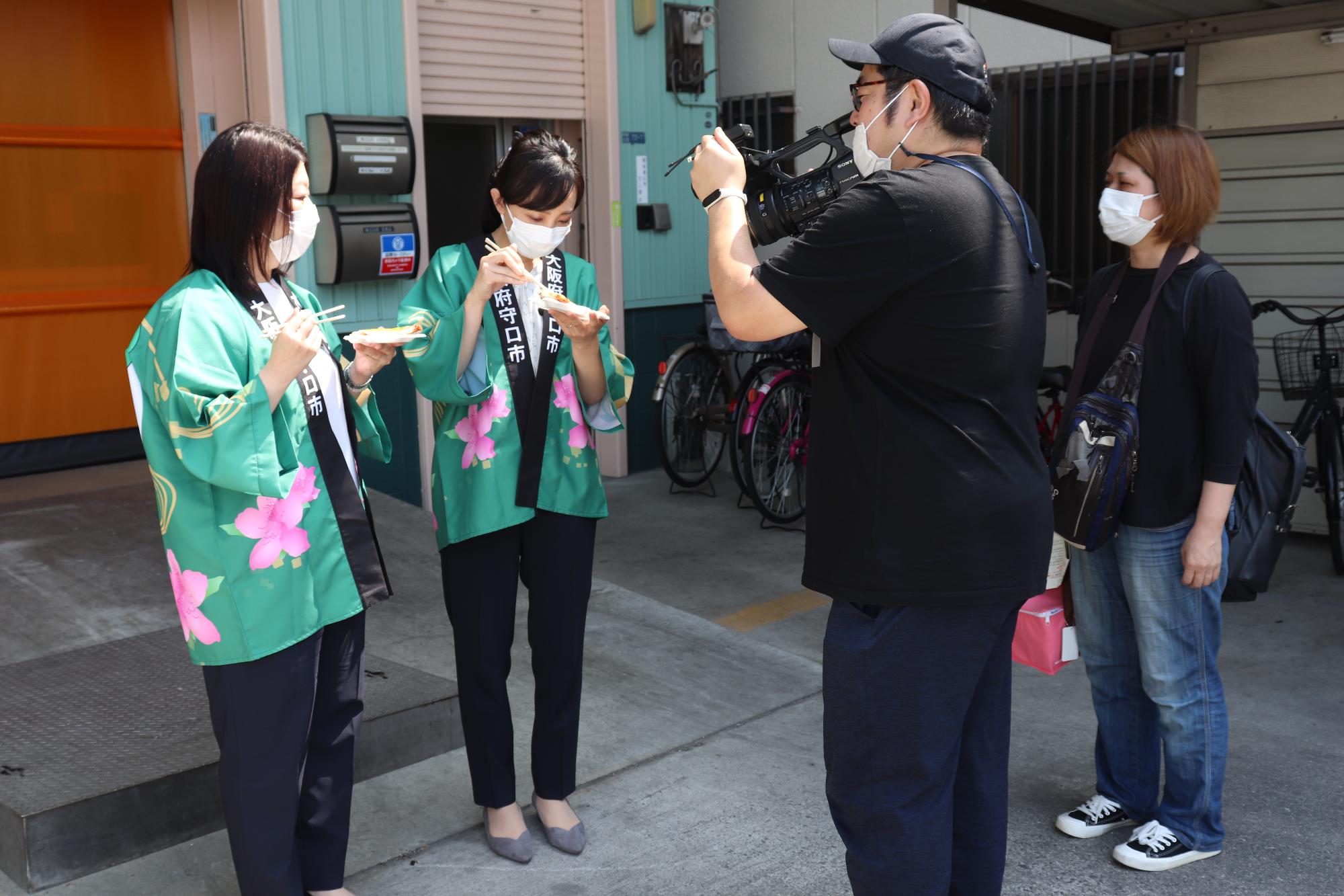 いか焼きを食べる職員