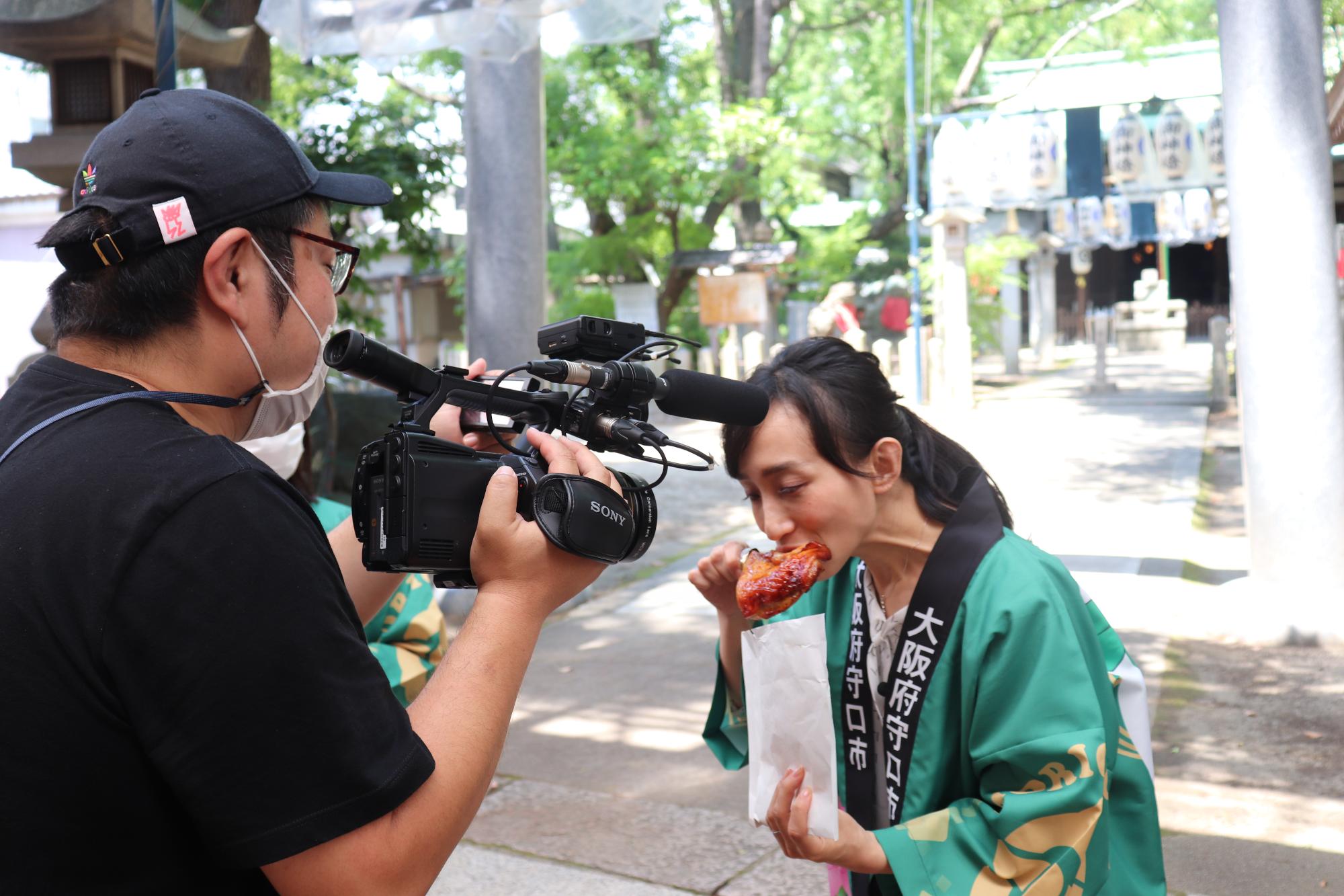 精肉店のお惣菜を紹介する職員