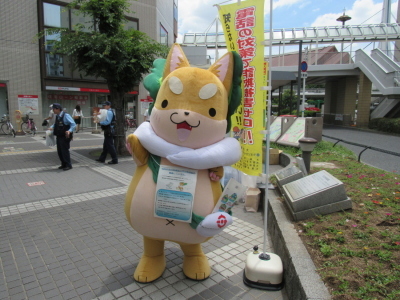 もり吉が街頭で啓発活動をしている写真