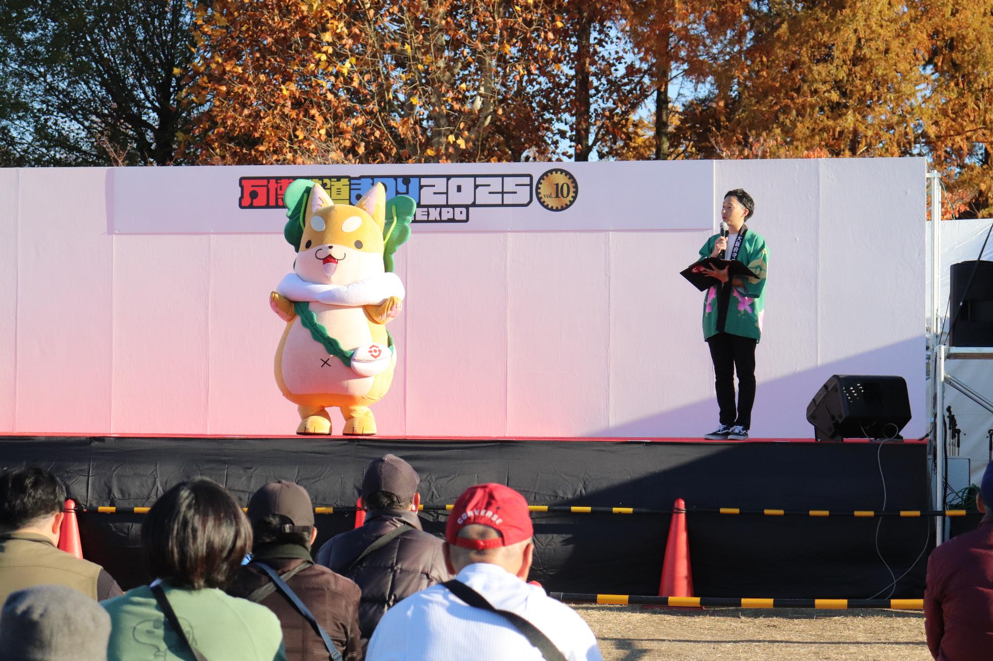もり吉が鉄道まつりの舞台に立ってPRをしている