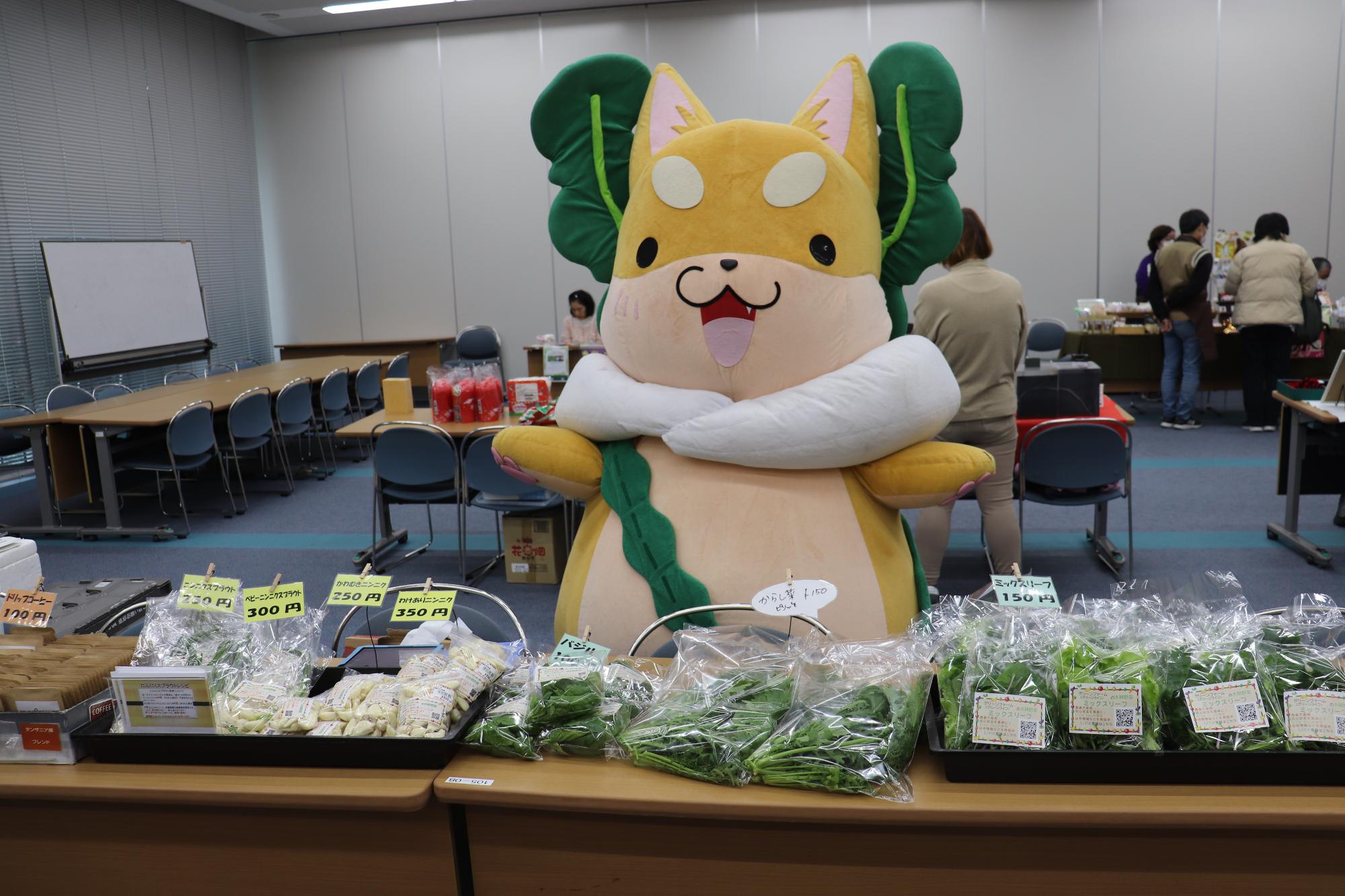 もり吉の前に野菜が陳列されている