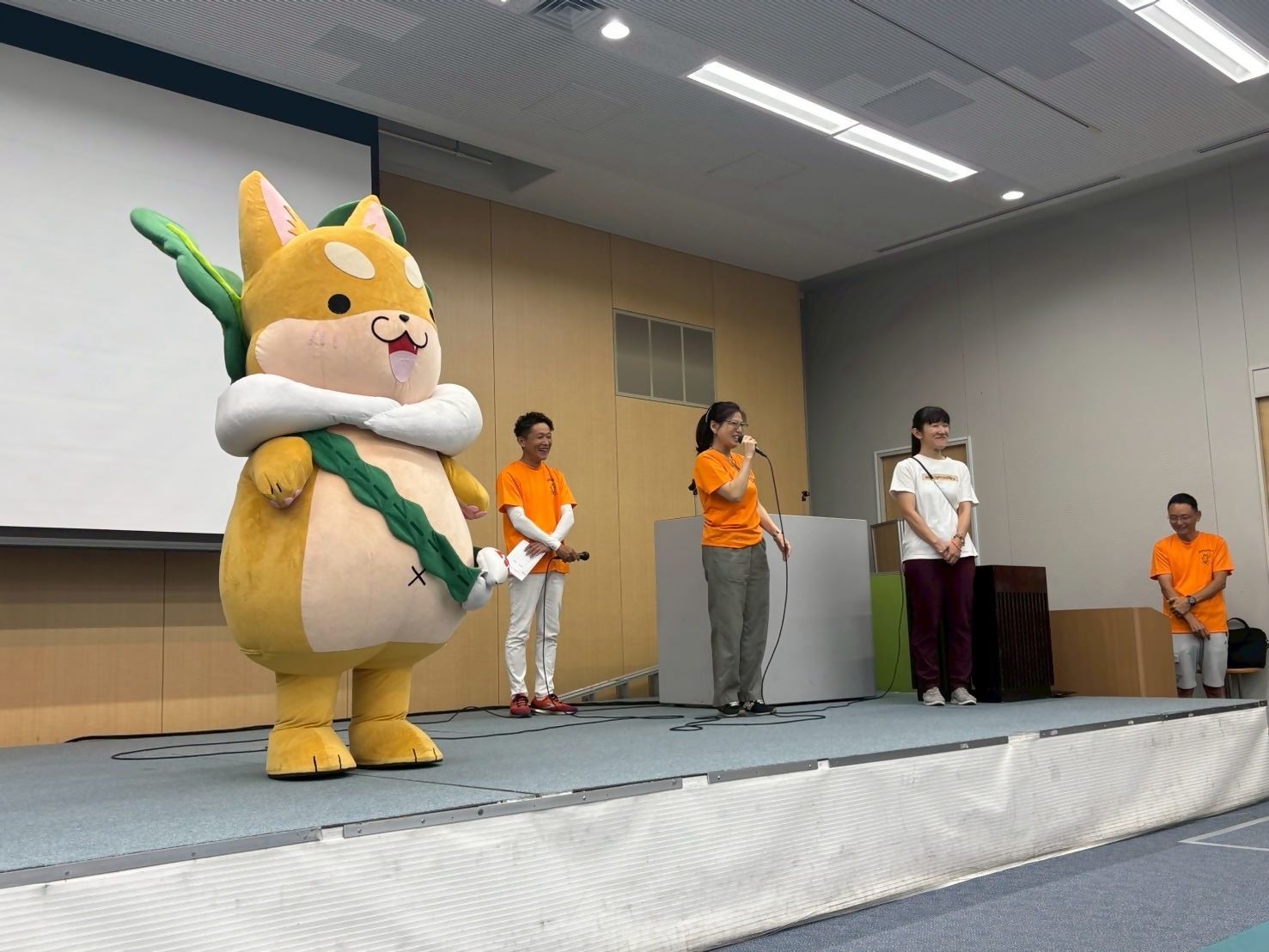 舞台上にもり吉とスタッフ
