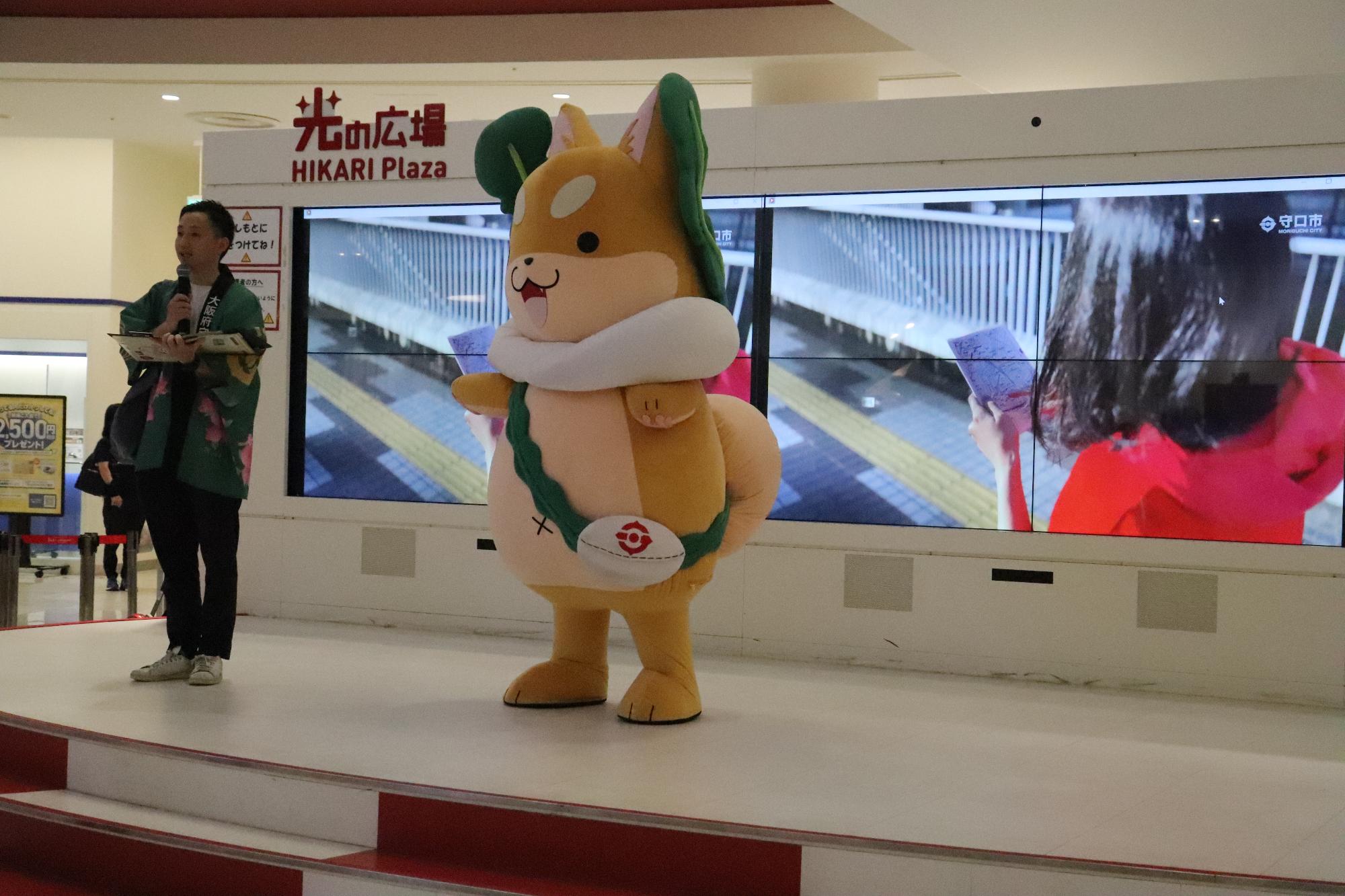 もり吉が舞台上でクイズ大会