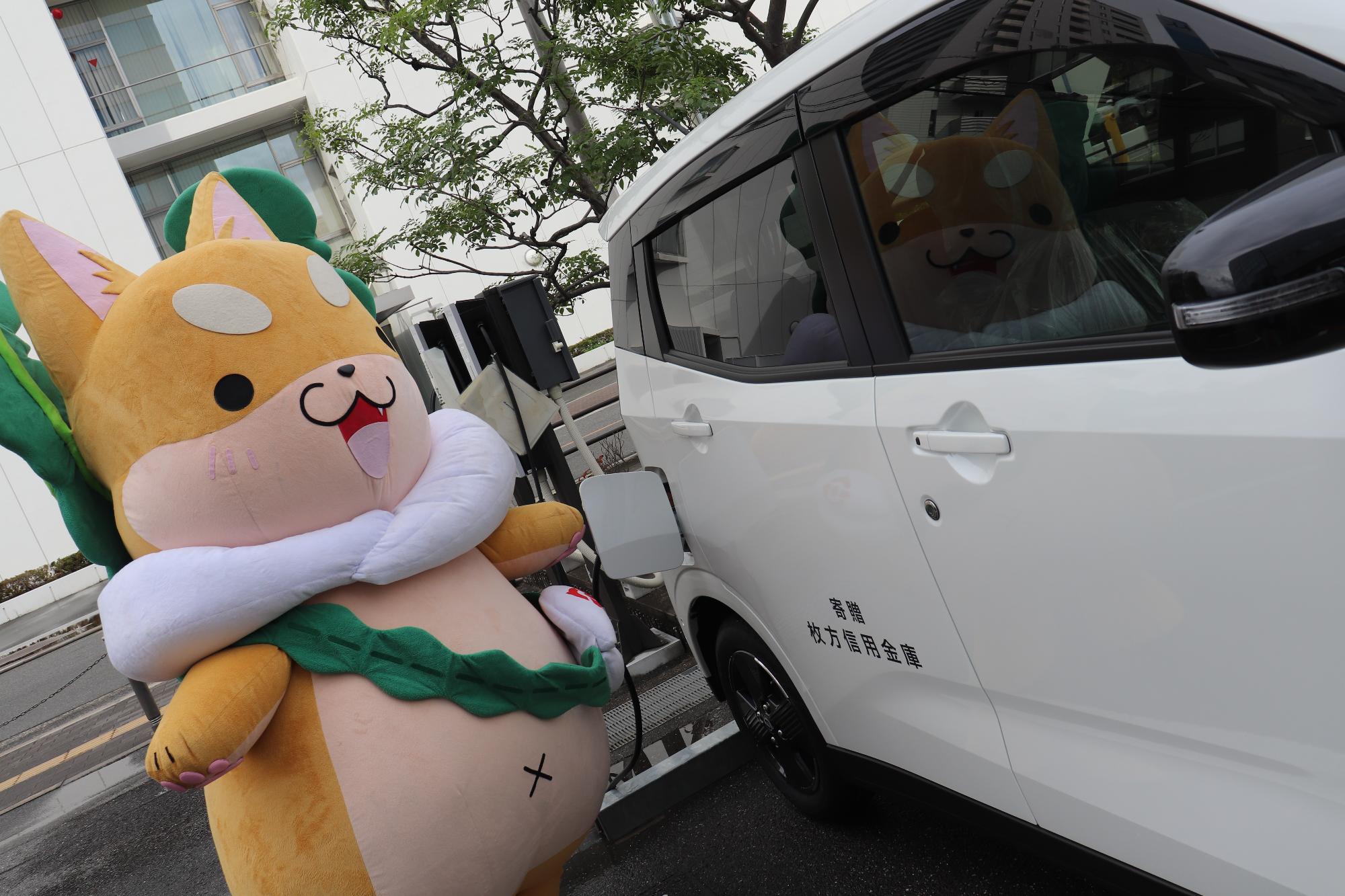電気自動車を充電しているもり吉