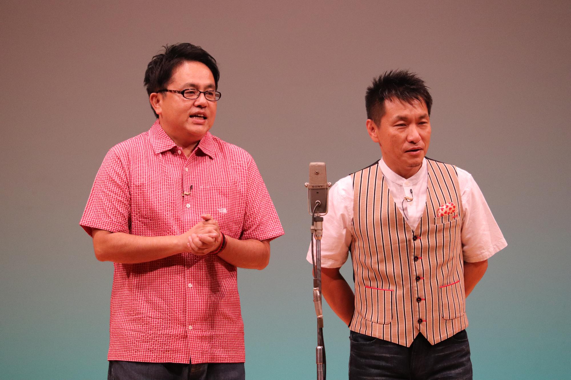 アメリカザリガニ柳原さんとますだおかだの増田さんが漫才をしている写真