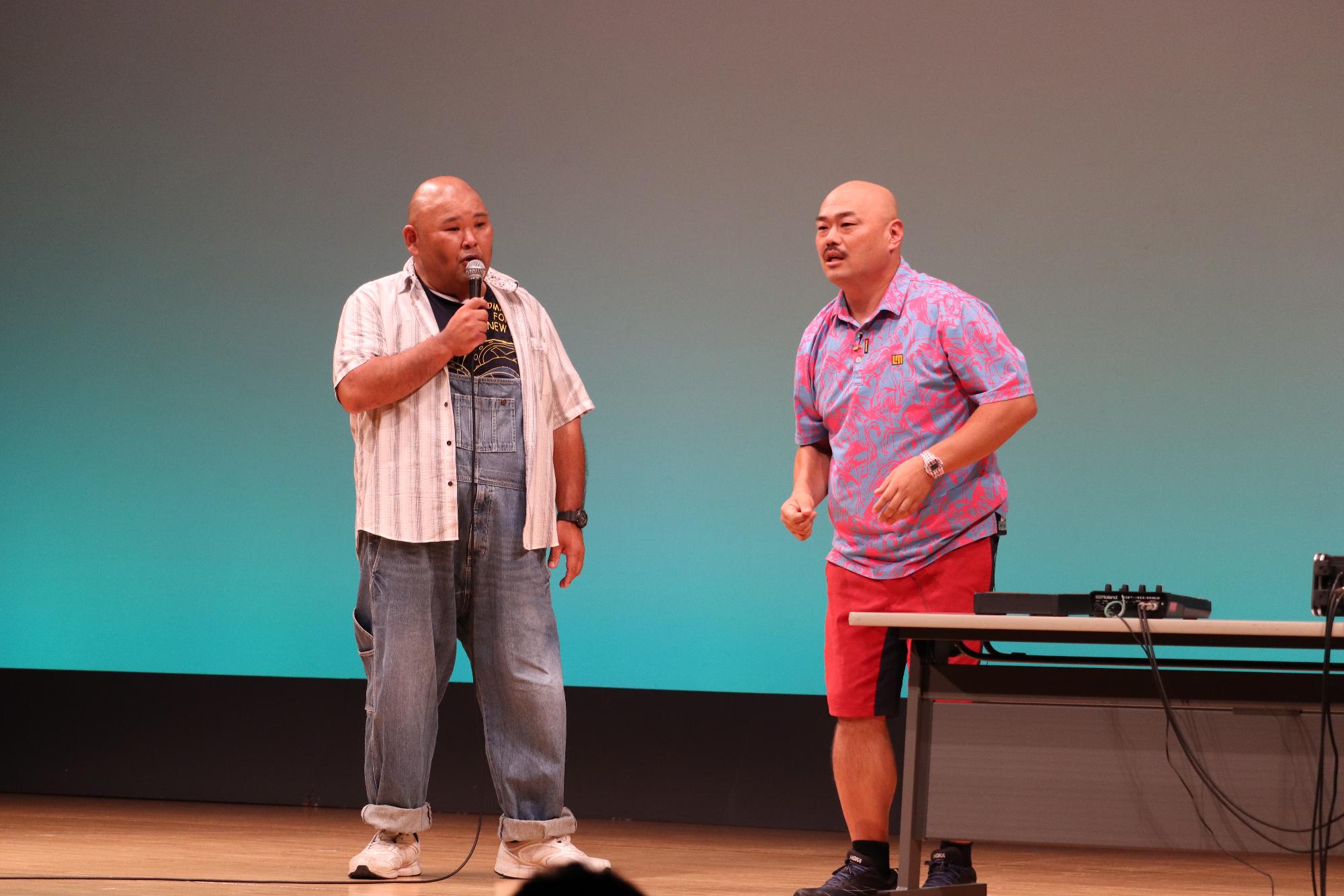 安田大サーカスクロちゃんとHIROがネタをしている写真