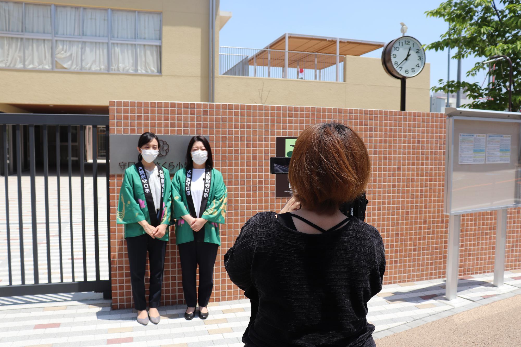 さくら小学校を紹介する職員