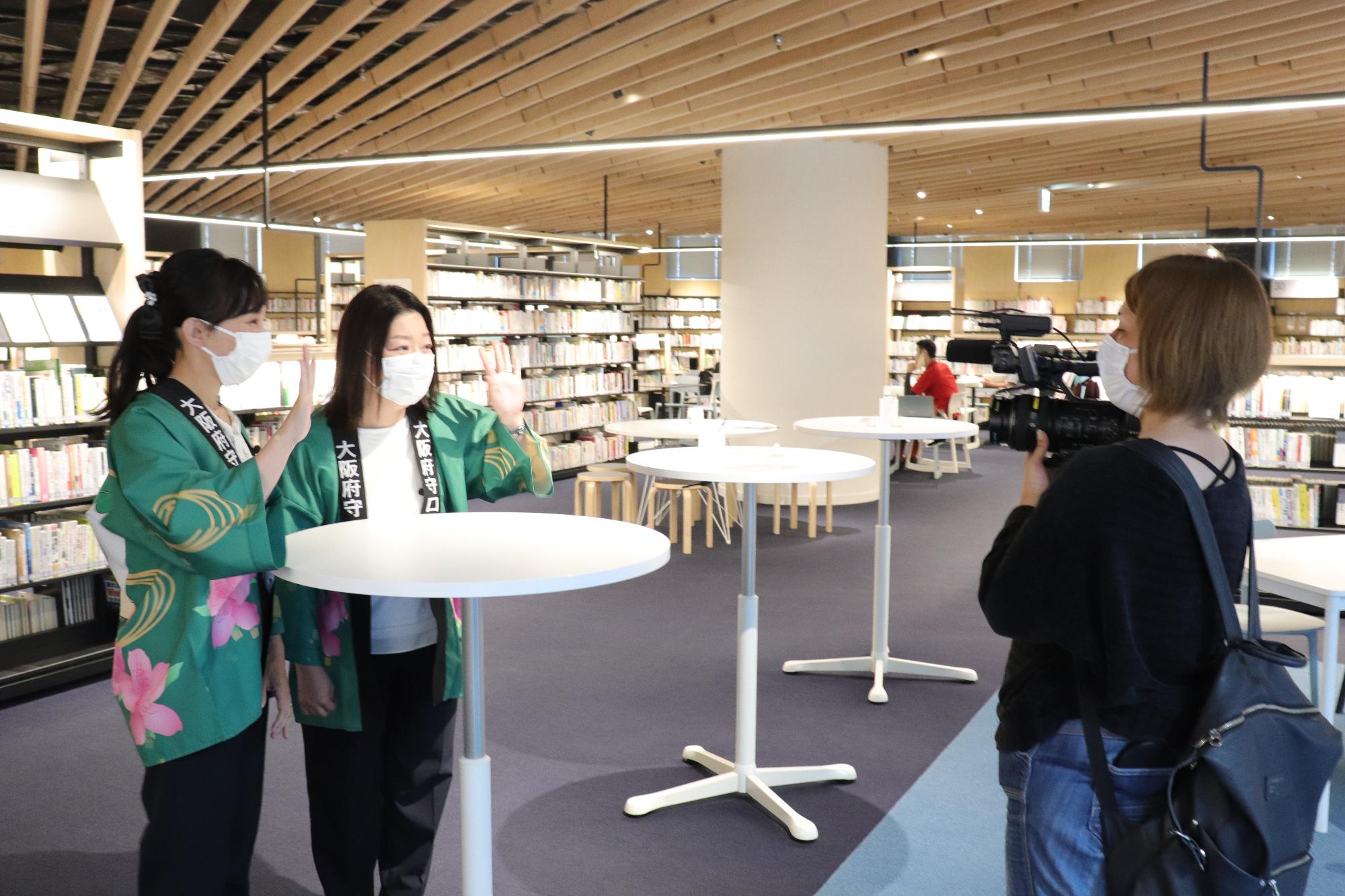 守口市立図書館を紹介する職員