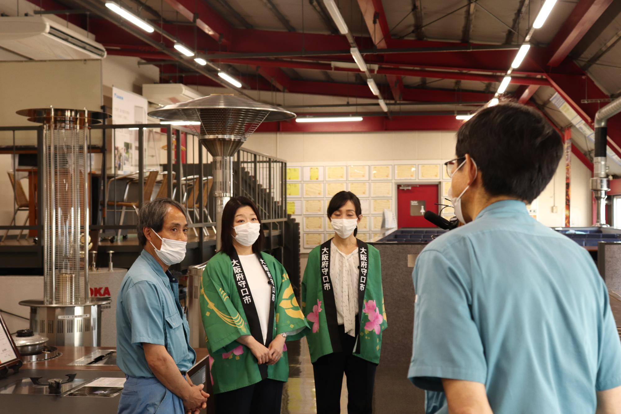 たこ焼き機メーカーを紹介する職員