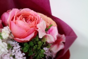 きれいなピンクのバラなど可愛らしい花束の写真