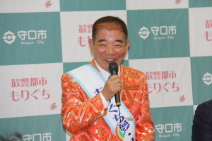 マイクをもって笑顔で話をしている池乃めだかさんの写真