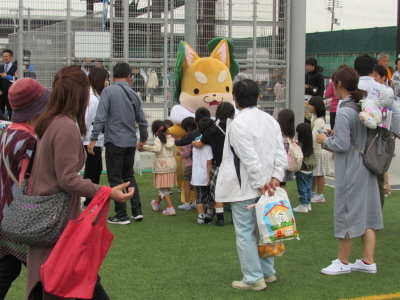 守口市民まつりで参加者の人達に囲まれているもり吉の写真