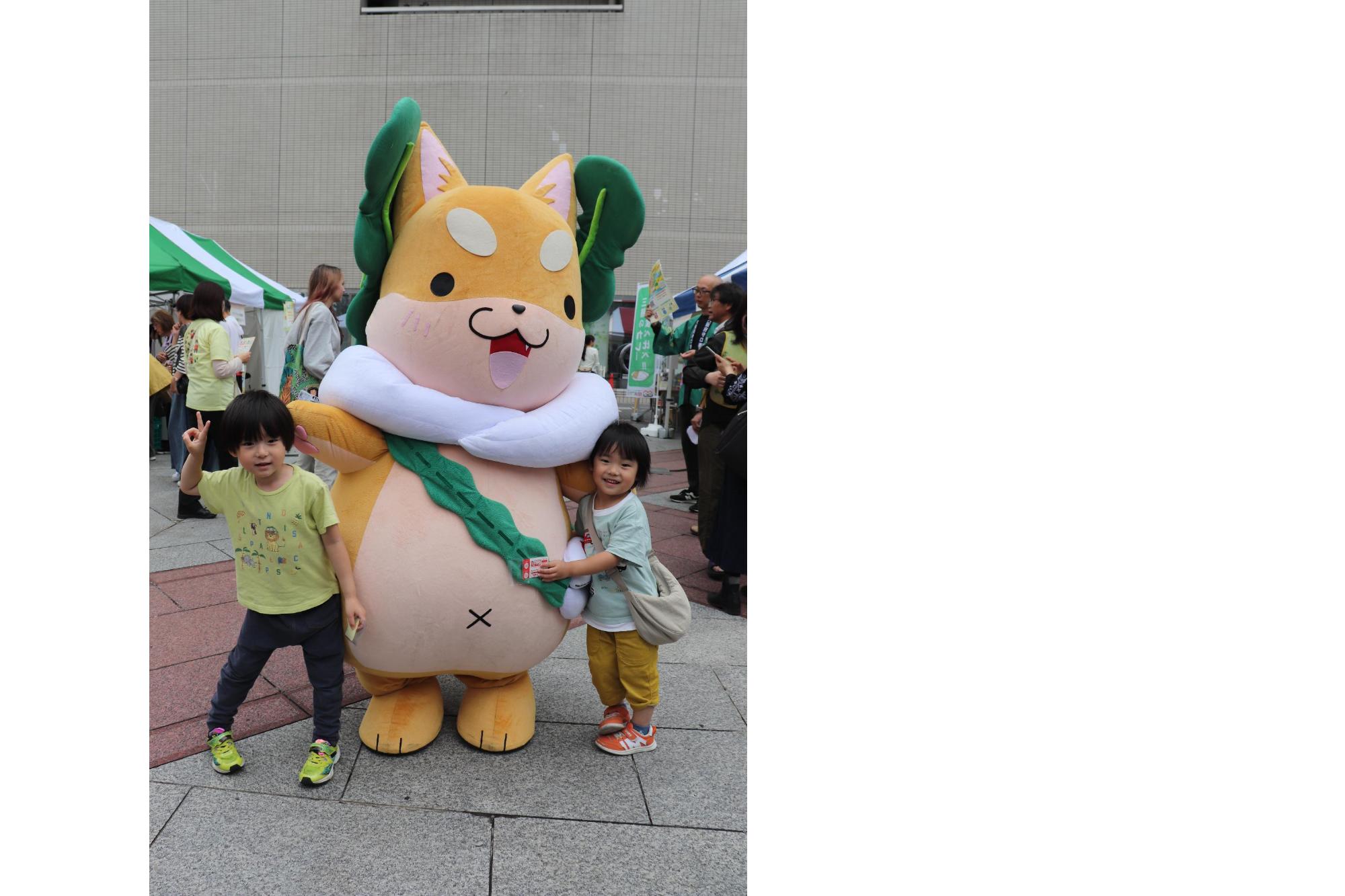 SDGs食育フェスタのもり吉と子供たち