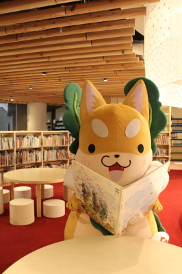 本を読んでいるもり吉の写真