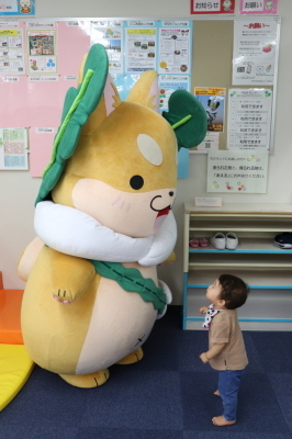 もり吉と幼児が向かい合っている写真