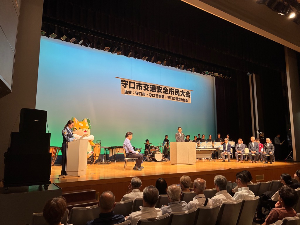 守口市交通安全市民大会で舞台上にいるもり吉