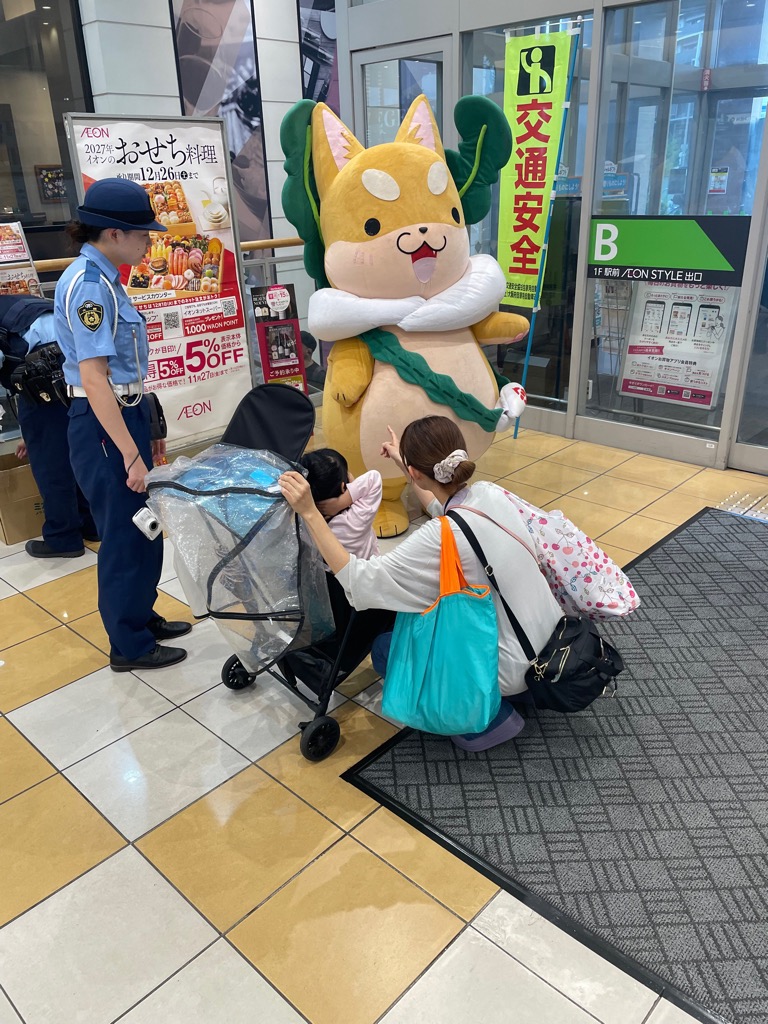 イオン大日入口にて親子ともり吉が触れ合っている