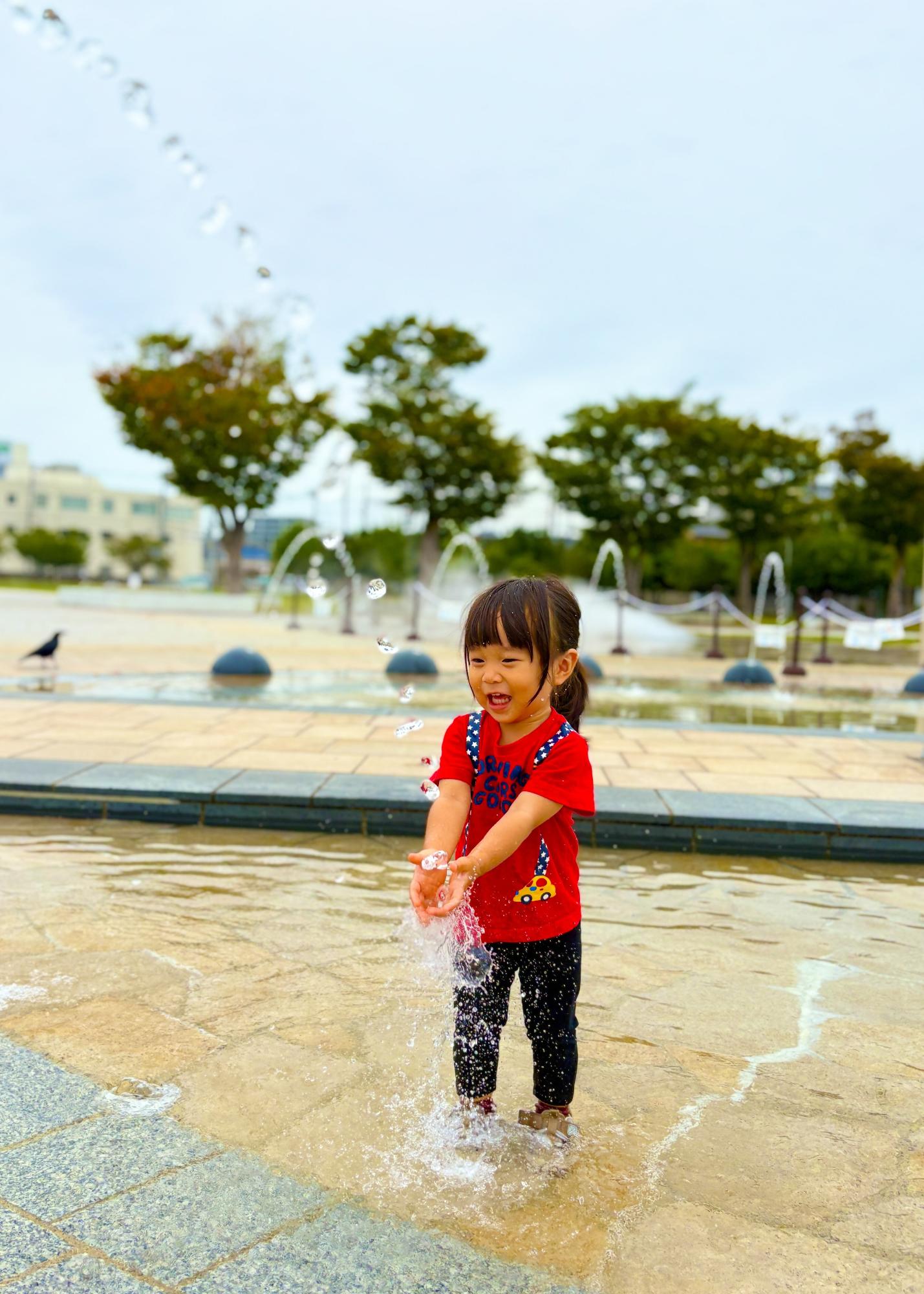 もりスマイルフォトコンテスト2025の候補写真のタイトルは小さな手でつかまえた幸せのいぶき