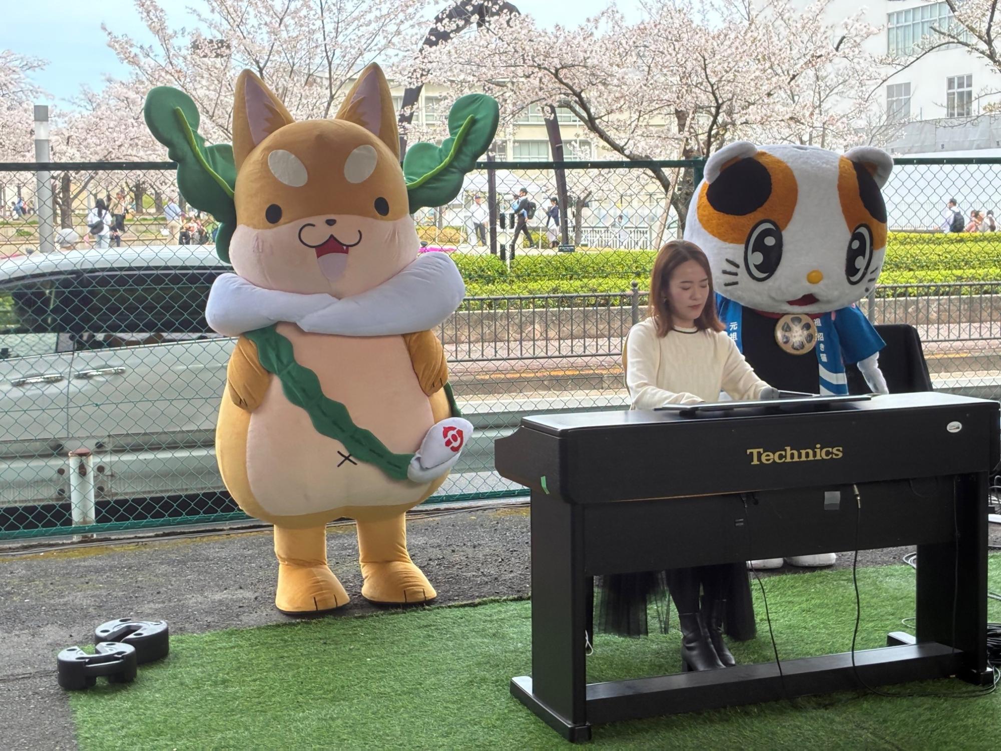 ピアノ演奏を聴くもり吉とガラスケ