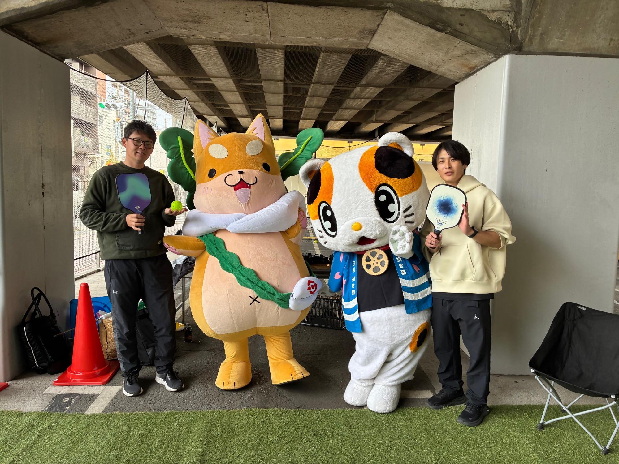 高架下ピックルボール体験会場でスタッフさんと撮影