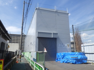 本町松下線築造工事で使われるグレーの外壁をした防音ハウスの写真