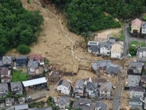 土砂崩れが起き民家の近くに土砂が流れ込んでいる様子を上空から写した写真
