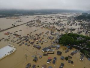 豪雨で河川が氾濫してたくさんの家が浸水している様子を上空から写した写真